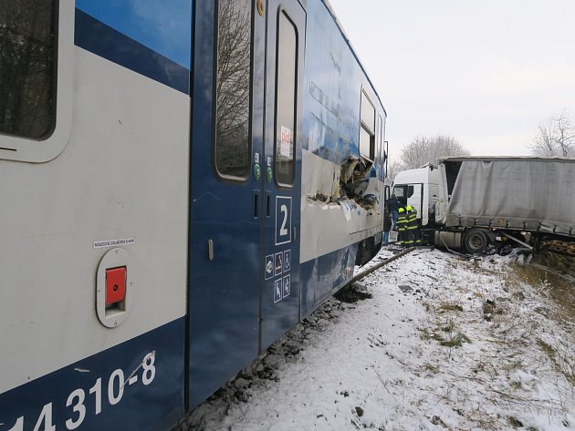 Cizinec na Písecku vjel s náklaďákem pod vlak. Škoda je přes 8,5 milionu korun.