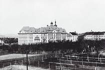 Budova Husovy školy začátkem dvacátých let minulého století.