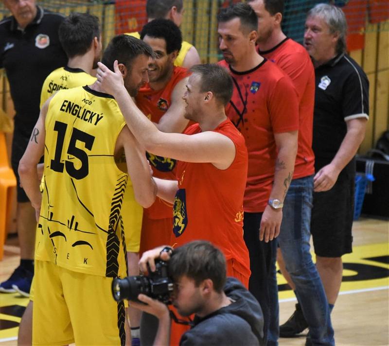 Basketbalová 1. liga: Sršni Photomate Písek – GBA Lions Jindřichův Hradec 81:84 (22:19, 48:31, 61:63).