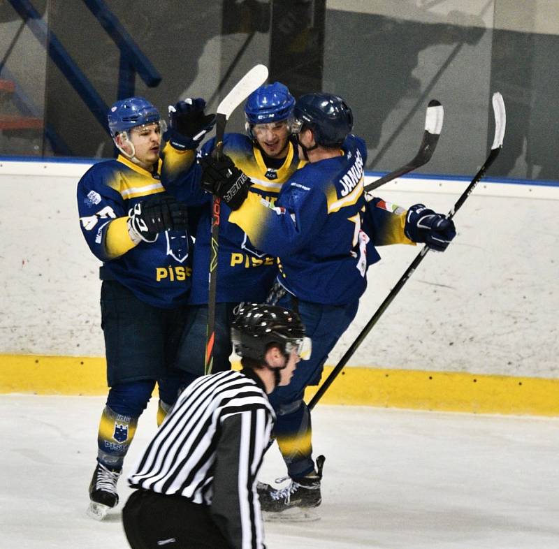 II. hokejová liga: IHC Králové Písek - HC Příbram 7:2.