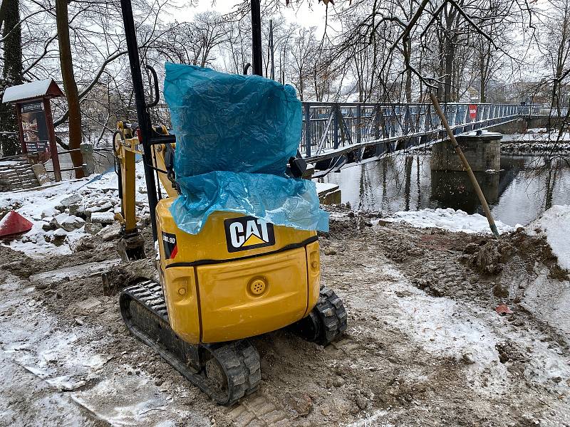 Lávka přes městský ostrov v Písku je od pondělí 8. února uzavřená a v okolí probíhá stavební ruch. Rozsáhlá rekonstrukce za 40 milionů korun by měla být hotová v červnu.