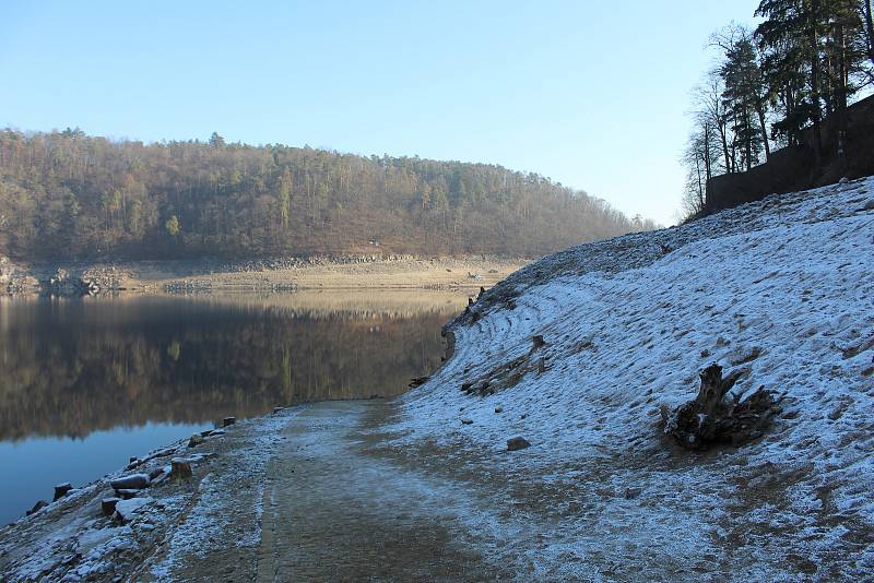 V roce 2020 byla hladina Orlické přehrady tak nízko, že bylo možné pozorovat objekty a pozůstatky z výstavby nádrže, které nikdo nespatřil desítky let.