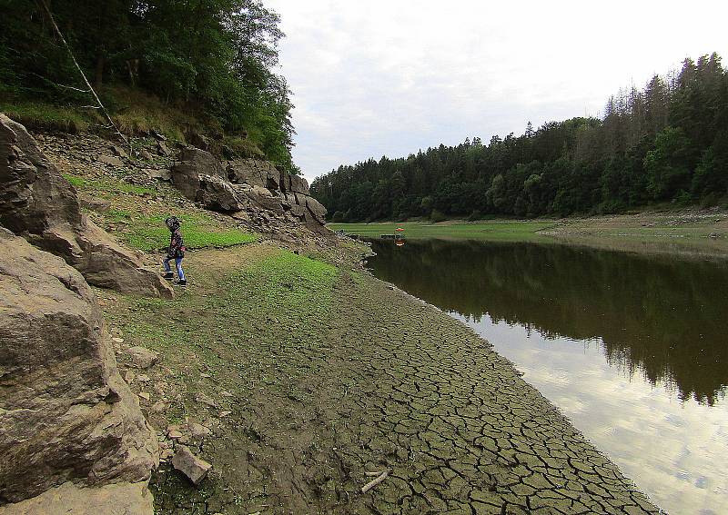 Upouštění přehradní nádrže Orlík odkrylo i několik původních a zachovalých staveb na Českobudějovicku.