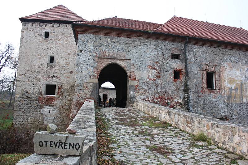 Děti si užily na tvrzi v Kestřanech pohádku, opékání špekáčků a pak lampionový průvod.