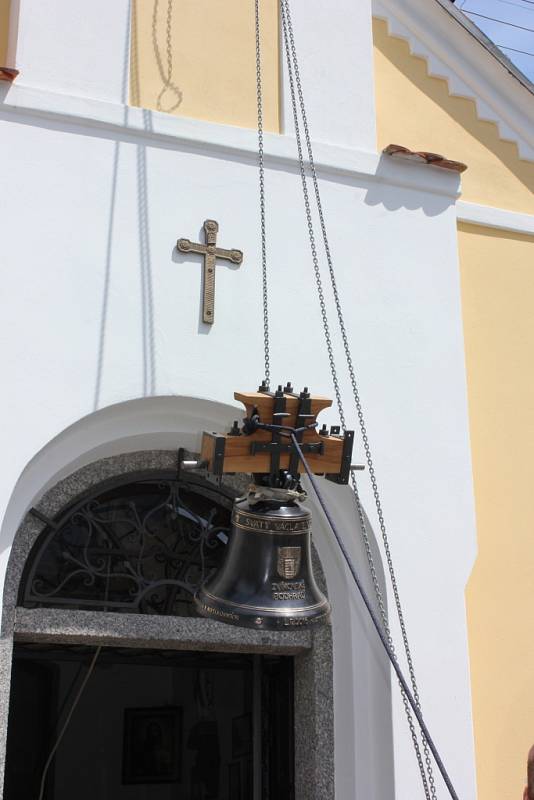 Kaple dostala nový zvon a historický zaujal místo na hradě Zvíkov.