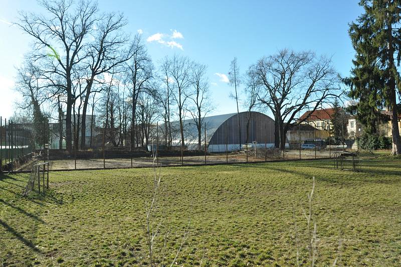 Pozemek mezi sokolovnou a školou v Písku.