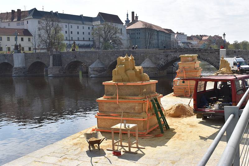 Pískoví obři na náplavce řeky Otavy v Písku už se rýsují.