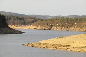 Odhalené břehy Orlické přehrady už od minulého roku lákají průzkumníky, hladina vodního díla už nikdy podle Povodí Vltavy neklesne tak nízko.