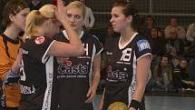 Ve svém závěru se utkání Písek - Trenčín přiostřilo, na což doplatila zraněním hlavy domácí Michaela Borovská, kterou (zleva) utěšují brankářka Lenka Vařečková, Alena Zelenková a Iveta Luzumová.