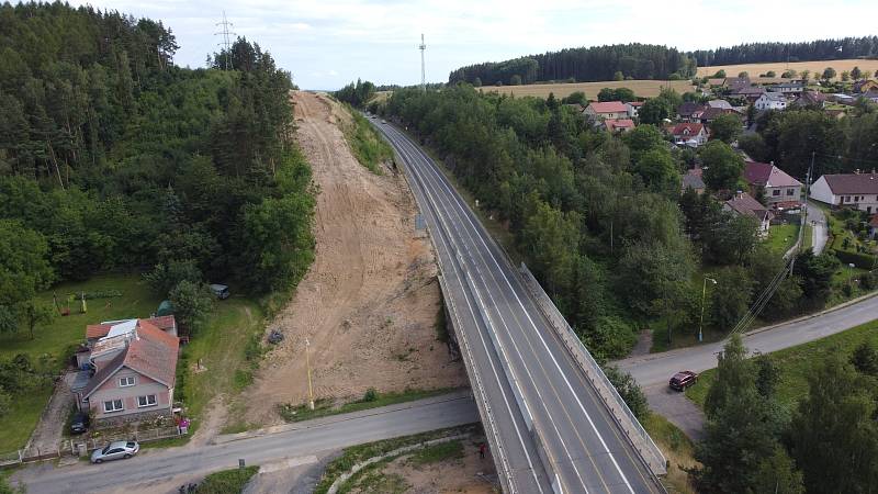 Na stavbě D4 u Milína začaly odstřely skalního masivu.