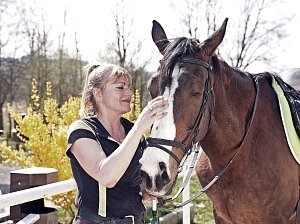 Nadporučík Vanda Kořánová, vedoucí Obvodního oddělení policie Protivín, ve volném čase ráda jezdí na koni.
