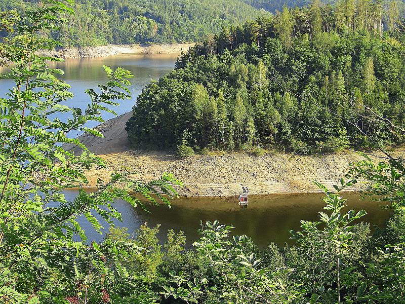 Upuštěná přehrada Orlík u Žďákovského mostu a Radavy na Písecku v pondělí 5. září v podvečer