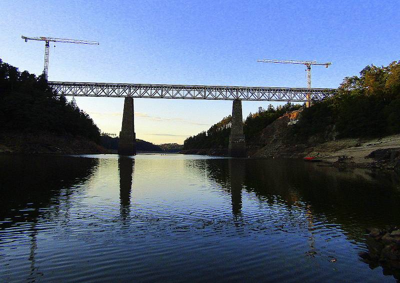 U Červené nad Vltavou na trati z Tábora do Písku pokračuje příprava na výstavbu mostu přes Orlickou přehradu.