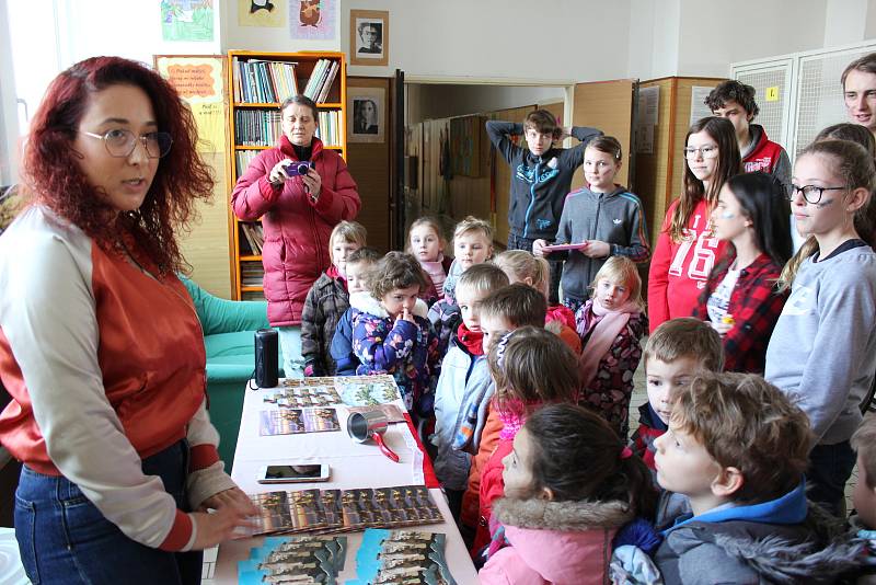 Studenti představovali žákům své země v ZŠ Záhoří.