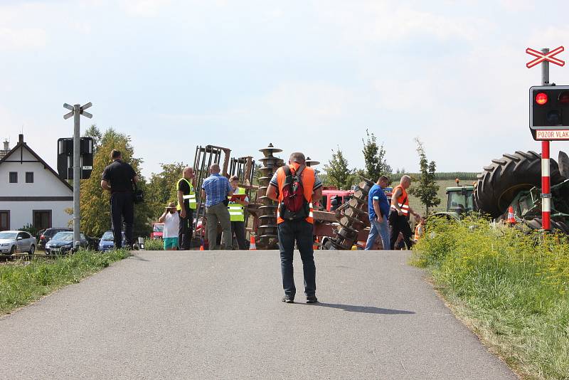 Nehoda na železničním přejezdu u Smrkovic v roce 2018. Při střetu traktoru s osobním vlakem se zranilo deset lidí.