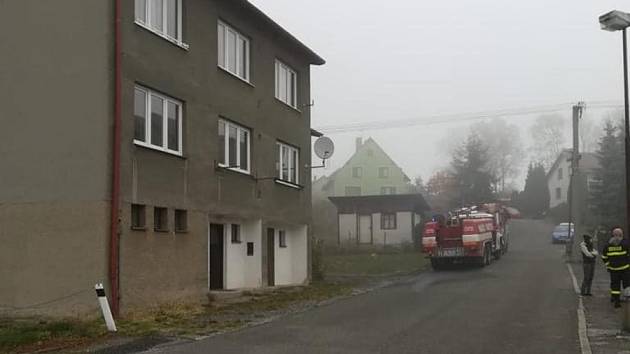 Při požáru bytového domu na Písecku zemřela žena (67 let).