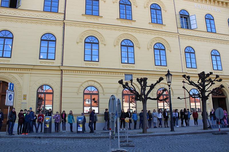 Stěhování knihovny pomocí živého řetězu.