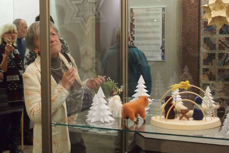 Vernisáž výstavy Prošívané Vánoce, kterou připravila skupina OPQ (Otavský Patchwork a Quilting) v Prácheňském muzeu.