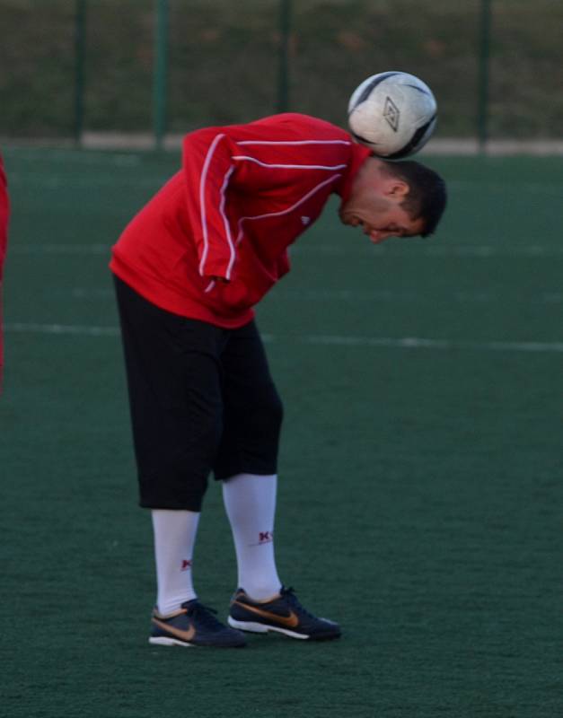 ROZCVIČENÍ. Miroslav Slepička poprvé na tréninku s fotbalisty Písku.