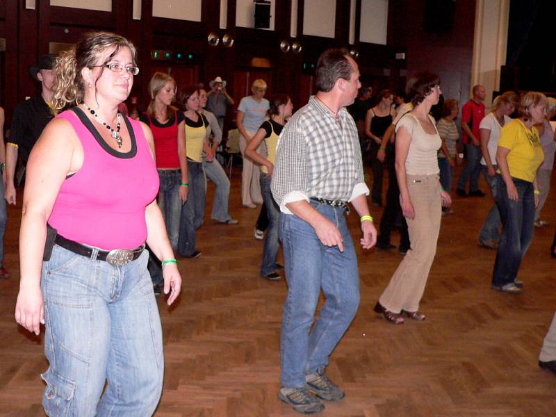 Písecké dupání - workshop pro tanční styl line dance s lektorkou Nancy Morgan z USA tanečníky nadchnul. 