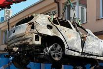 Ohořelý vrak vozu, který vrah zapálil u Protivína.