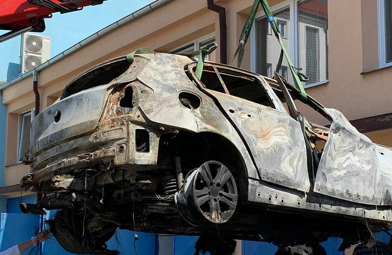 Ohořelý vrak vozu, který vrah zapálil u Protivína.