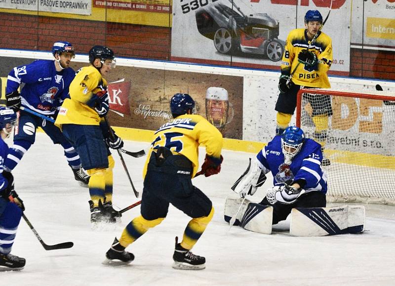 II. liga ledního hokeje: IHC Písek - HC Tábor 1:13.