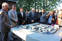 Návštěva ministra financí Andreje Babiše, ministra kultury Daniela Hermana a ministra spravedlnosti Roberta Pelikána v památníku romského holocaustu v Letech.