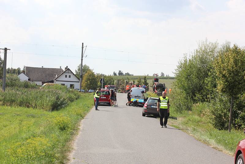 Nehoda na železničním přejezdu u Smrkovic v roce 2018. Při střetu traktoru s osobním vlakem se zranilo deset lidí.