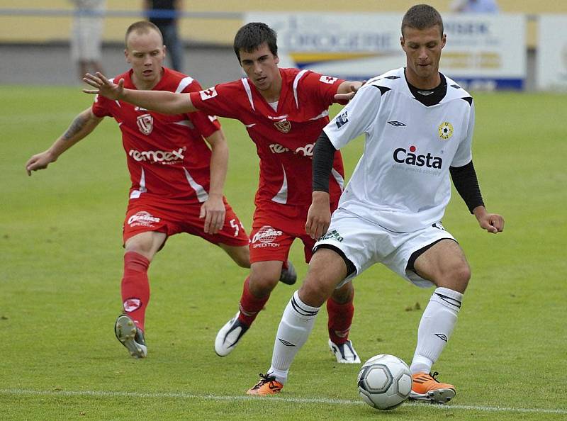 Domácí útočník Adam Klavík (vpravo) si kryje míč před dotírajícím Janem Řezníčkem v utkání minulého kola třetí ligy, ve kterém fotbalisté Písku podlehli Pardubicím 0:1.