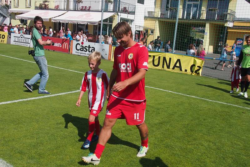 UTKÁNÍ OSOBNOSTÍ. Fotbalový zápas Celebrity team - Zušťák team se uskutečnil v rámci Píseckého víkendu módy. Celebrity team vyhrál 8:6.