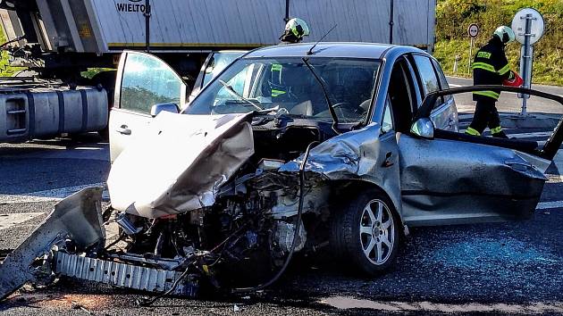 Srážka dvou aut u křižovatky u Nové Hospody si vyžádala tři zranění.