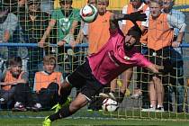 PÍSEK PORAZIL VIKTORII ŽIŽKOV NA PENALTY 1:0. Brankář Jakub Rondzik v první sérii kryl pokus Miroslava Podrazkého.