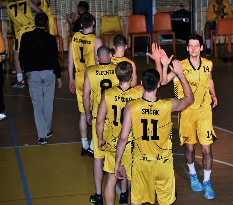 Čtvrtfinále play off 1. ligy basketbalistů: Sršni Photomate Písek - Lokomotiva Plzeň 93:54 (58:22).