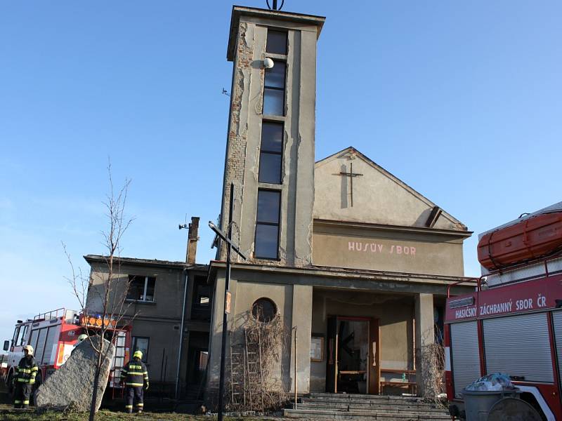 Kostel Církve československé husitské v Mirovicích ráno po požáru.