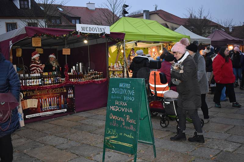 Vánoční řemeslné trhy u děkanského kostela v Písku.