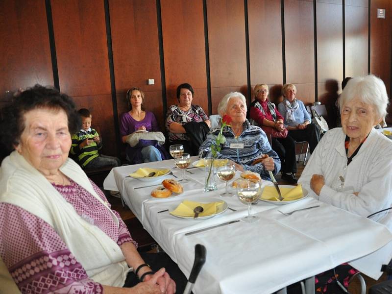 Setkání seniorů starších devadesáti let se starostkou města Evou Vanžurovou.