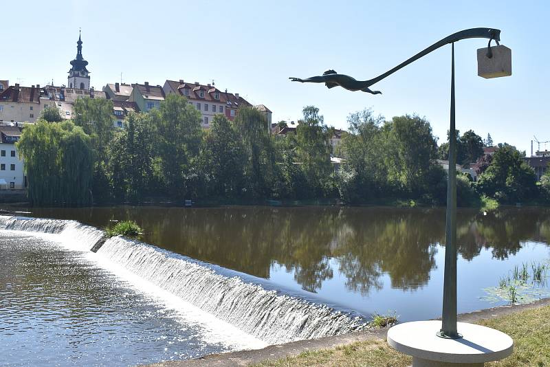 Na břehu řeky Otavy "vlaje ve větru" čtyřmetrová ocelová plastika.