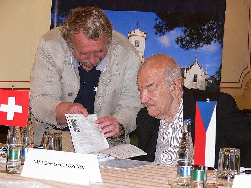 Šachový duel velmistrů GM Viktora Korčného (79 let) a GM Vlastimila Horta (65 let).