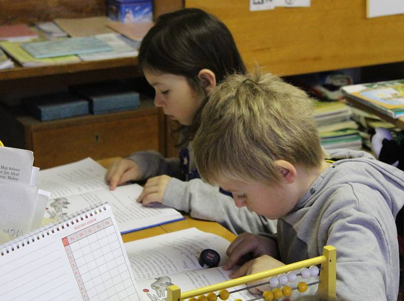 Žáci ZŠ v Orlíku nad Vltavou se učí v náhradních prostorách.