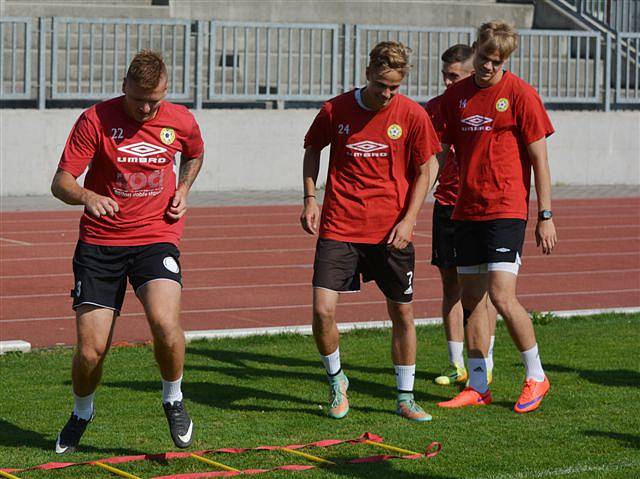 FOTBALISTÉ PÍSKU ZAHÁJILI PŘÍPRAVU NA NOVOU SEZONU VE TŘETÍ LIZE. Na snímku jsou zleva Filip Řezáč, Jakub Held a Martin Held.