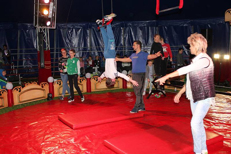 Cirkus Happy kids se školáky v Záhoří.