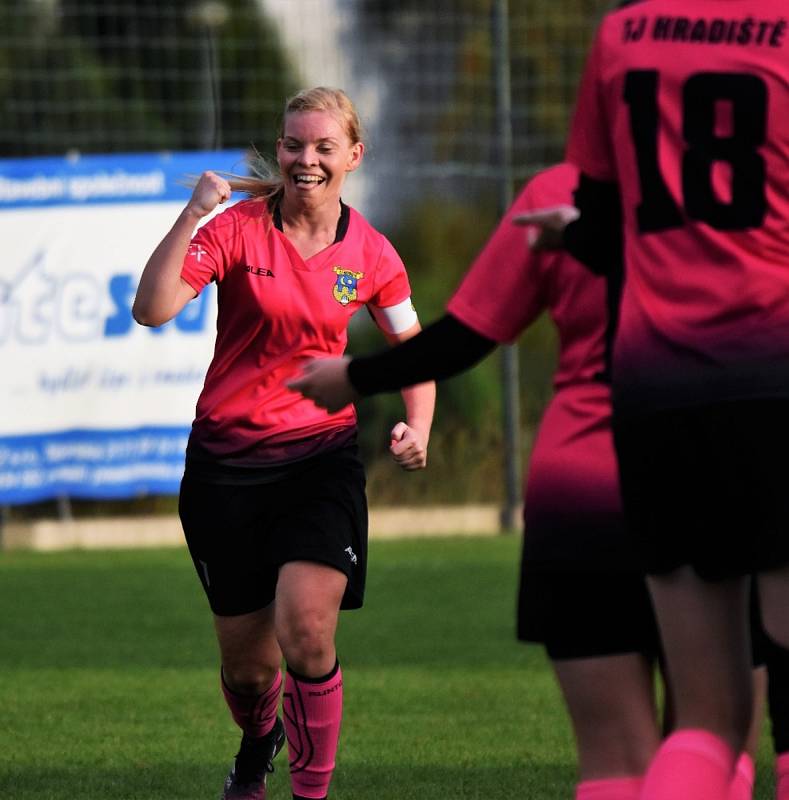 Fotbalová divize žen: TJ Hradiště - Jiskra Domažlice 4:1 (2:1).