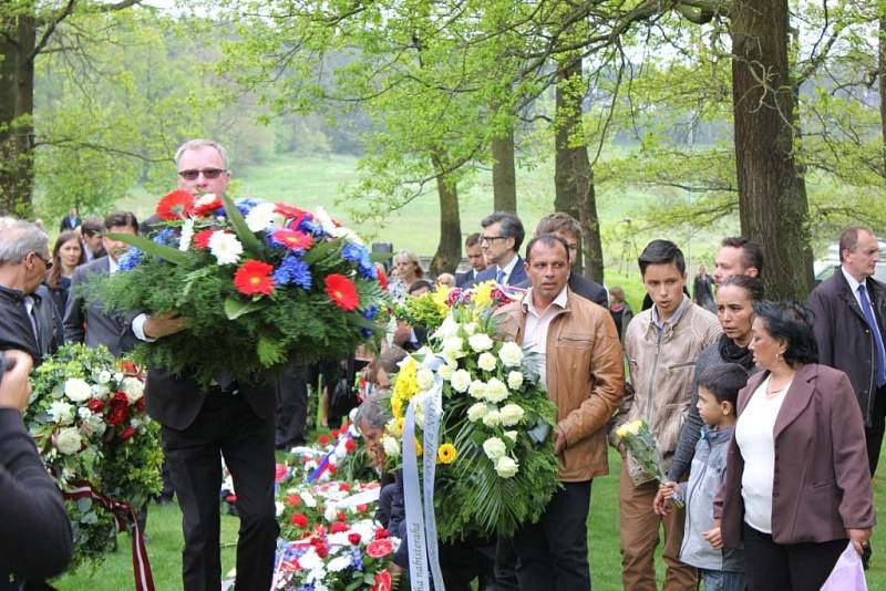 Uctění památky romského holokaustu v Letech.