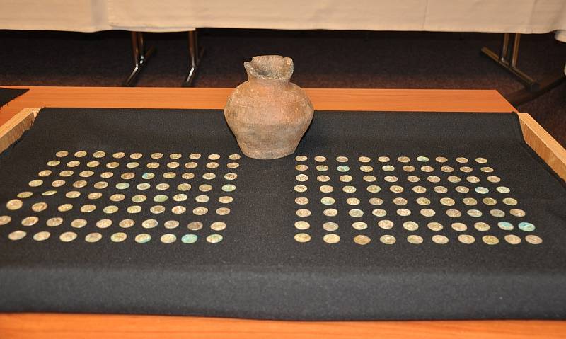 Prácheňské muzeum v Písku představilo nález historických mincí.