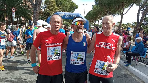 Vlevo Pavel Novotný, uprostřed Ital Mainardi, s kterým Novotný běžel a střídal se v tempu na trati půlmaratonu, vpravo je Jaroslav Bambas z kategorie 65.
