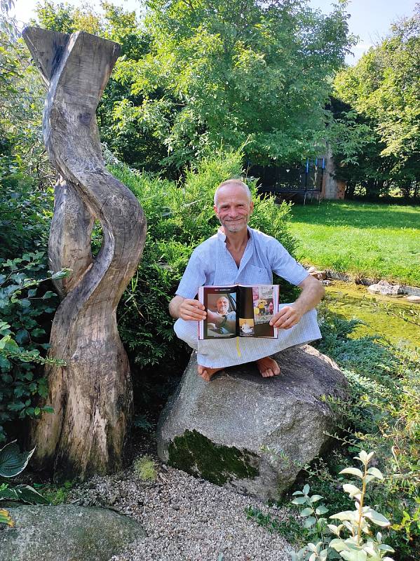 Josef Šálek z Písku sepsal svůj příběh o neoprávněném věznění v Arabských emirátech. Publikaci nazval Zlaté dno.