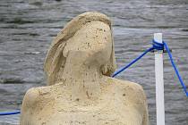 V opalující se ženě udělal déšť mnoho děr. I tato socha tak brzy přestane existovat.