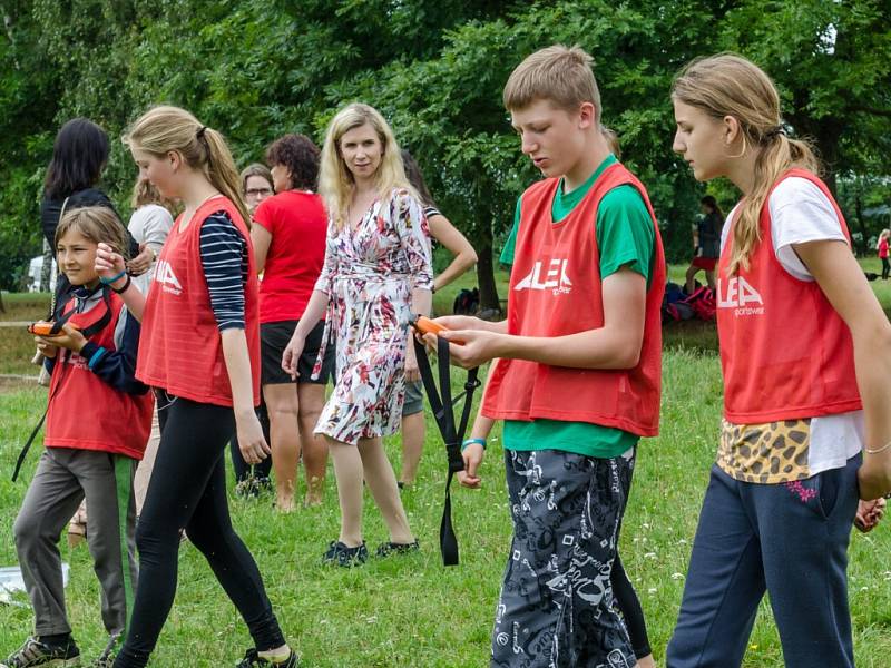 Ministryně školství, mládeže  a tělovýchovy Kateřina Valachová společně s hokejistou Jaromírem Jágrem navštívila děti na letním táboře ve Štědroníně u Orlíku na Písecku.