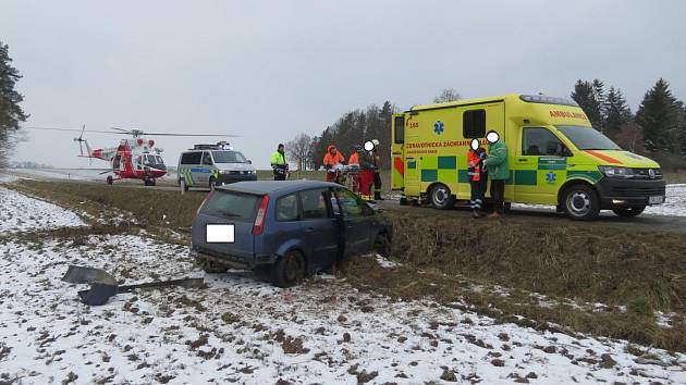 Dopravní nehoda na Kostelecku měla tragické následky. Spolucestující z havarovaného vozidla zemřela po dvou dnech v nemocnici na následky zranění. Stala se tak pátou obětí dopravních nehod na jihu Čech od začátku roku 2018.